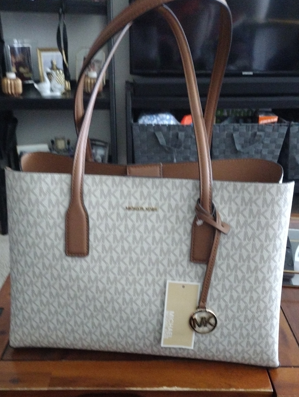 Michael Kors
Ruthie Medium Signature tote in Vanilla/acorn